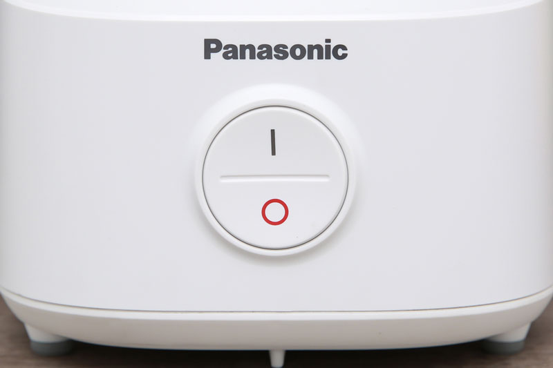 Có nút nhấn bật/tắt 1 tốc độ xay dễ dàng - Máy xay sinh tố Panasonic MX-M100GRA