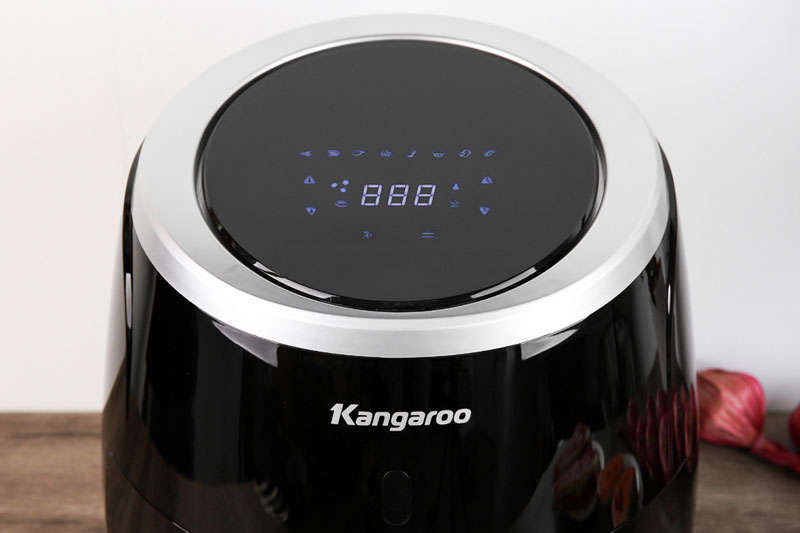 Bảng điều khiển nút nhấn điện tử cùng đèn LED hiển thị - Nồi chiên không dầu Kangaroo KG52AF1A 5 lít