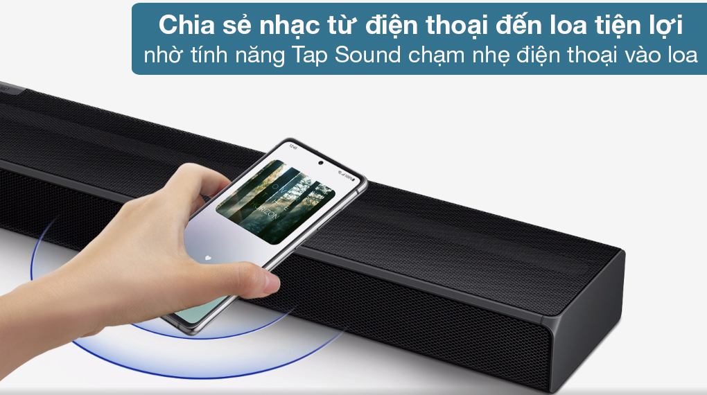 Loa thanh Samsung HW-Q630 - Chạm điện thoại vào loa thanh để chia sẻ bài hát yêu thích phát nhanh qua loa dễ dàng nhờ tính năng Tap Sound